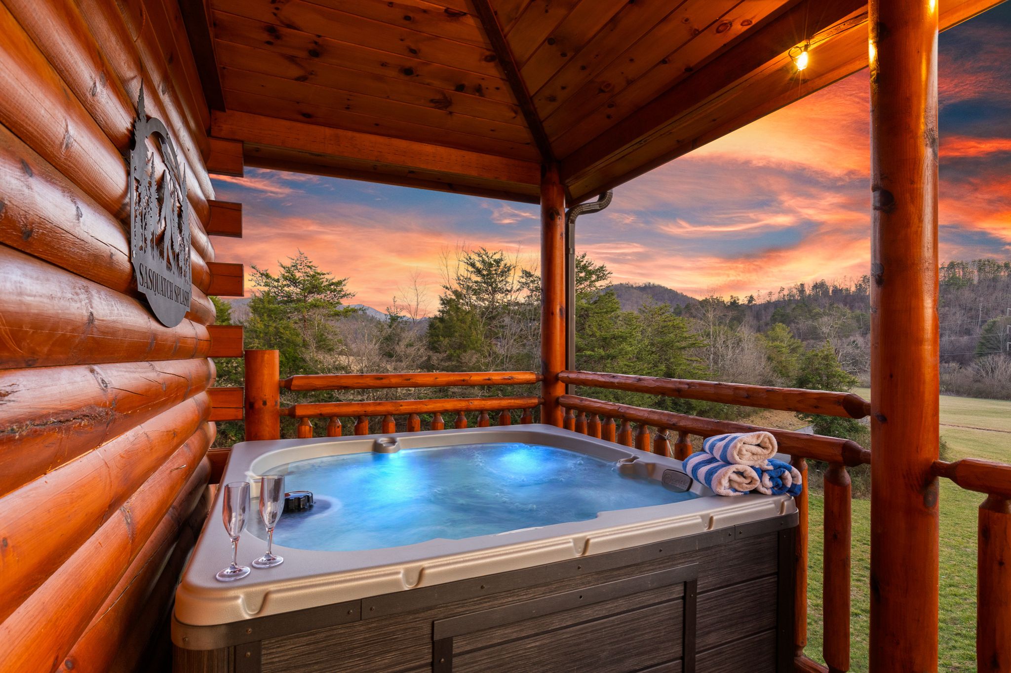 Sasquatch Splash 2 - Secluded Hot Tub with Mountain Views Angelique Gunderson
